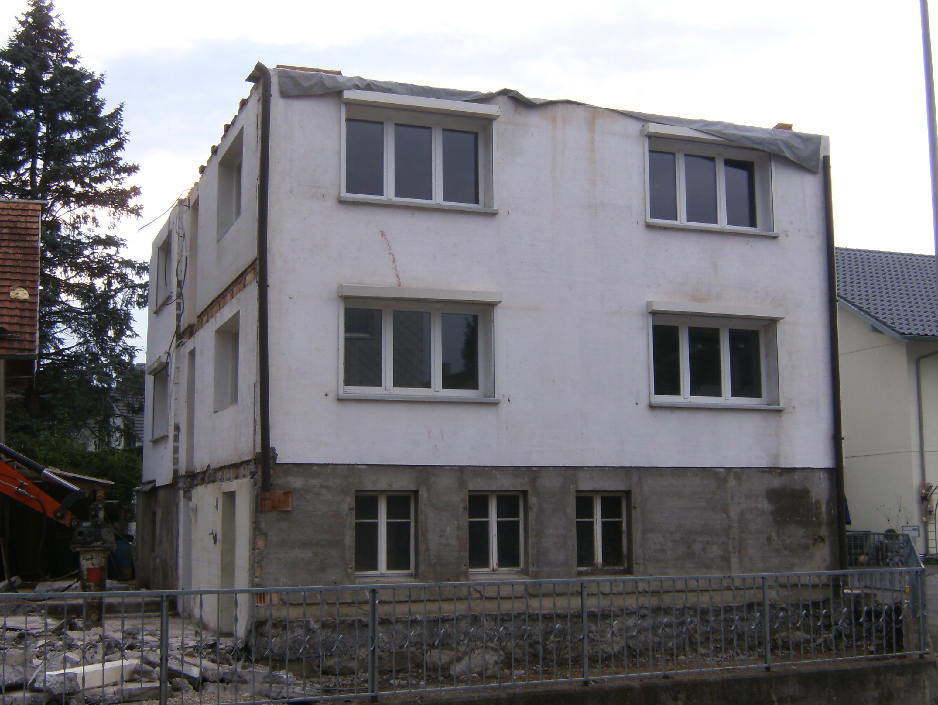 Linthstrasse 36, Tuggen - Dachkonstruktion abgebrochen
